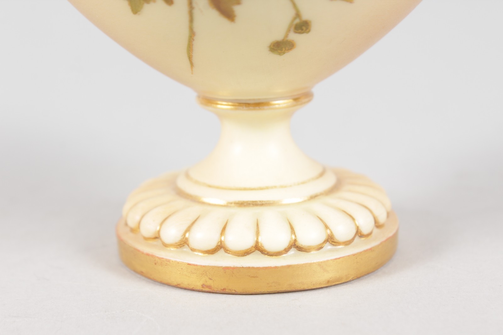 A ROYAL WORCESTER TWO HANDLED BLUSH IVORY VASE, painted with flowers, shape 2249, date code for - Image 4 of 8