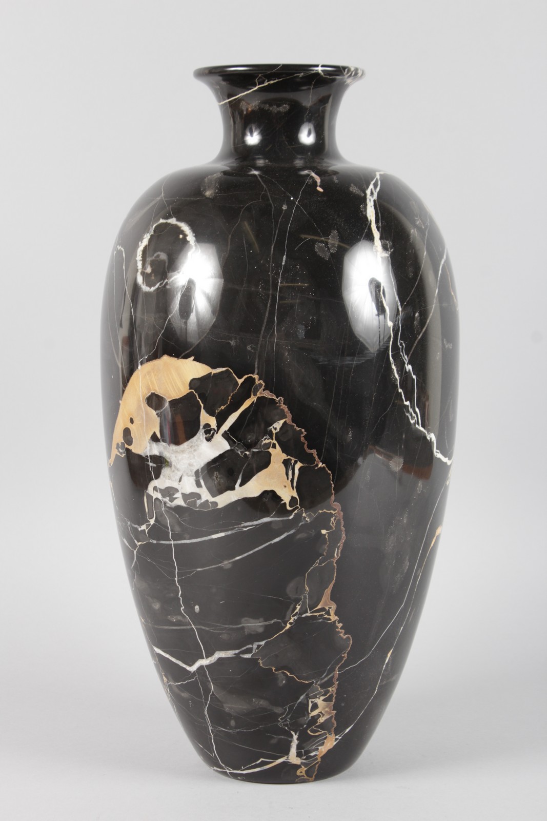 A LARGE BLACK AND GOLD MARBLE VASE. 17ins high. - Image 4 of 4