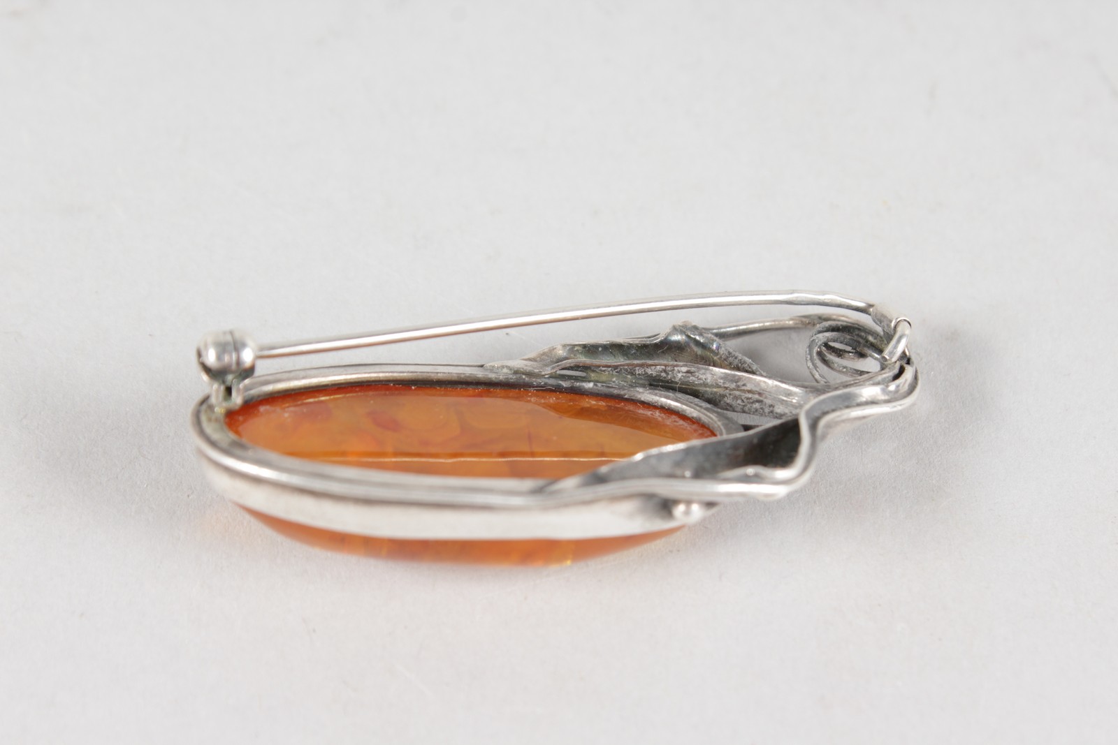 A SILVER AND AMBER ART DECO BROOCH. - Image 2 of 2