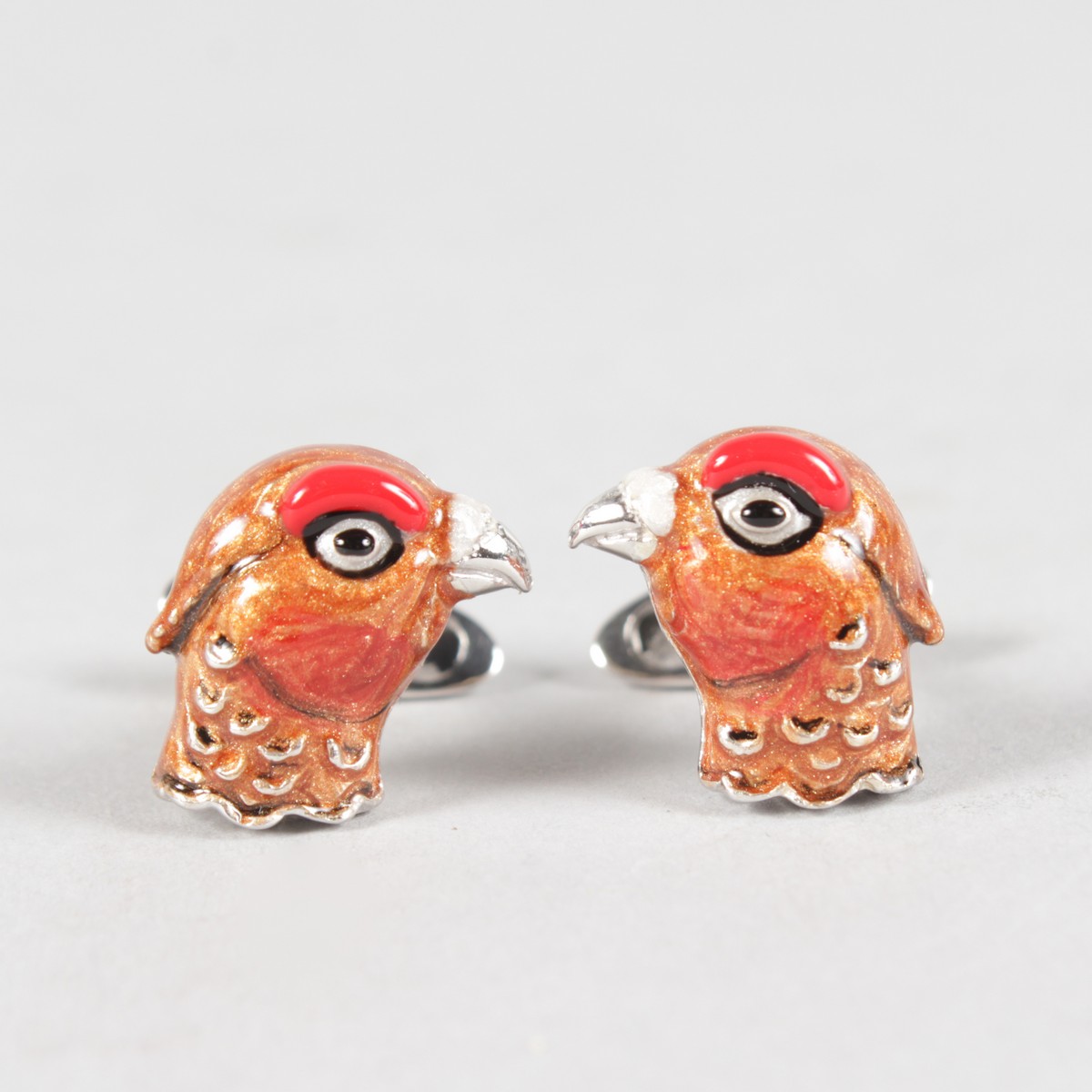 A PAIR OF PHEASANT HEAD CUFFLINKS.