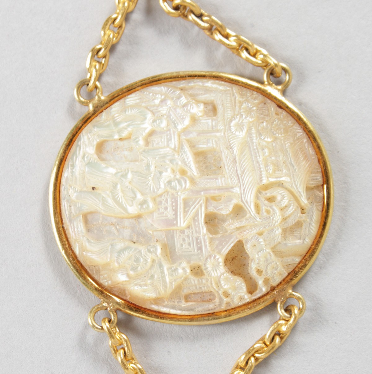 A SUPERB GOLD BRACELET set with SEVEN CARVED CHINESE MOTHER-OF-PEARL OVALS. - Image 3 of 9