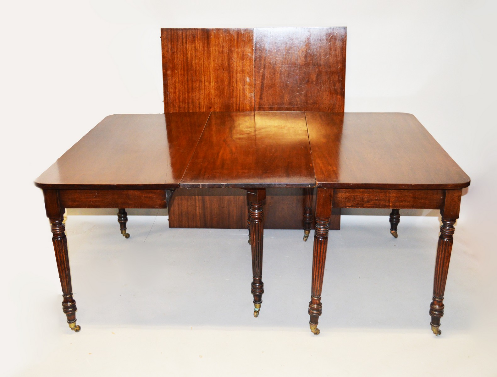 A 19TH CENTURY MAHOGANY EXTENDING DINING TABLE, In the Manner of Gillows, with a pair of rounded - Image 3 of 4