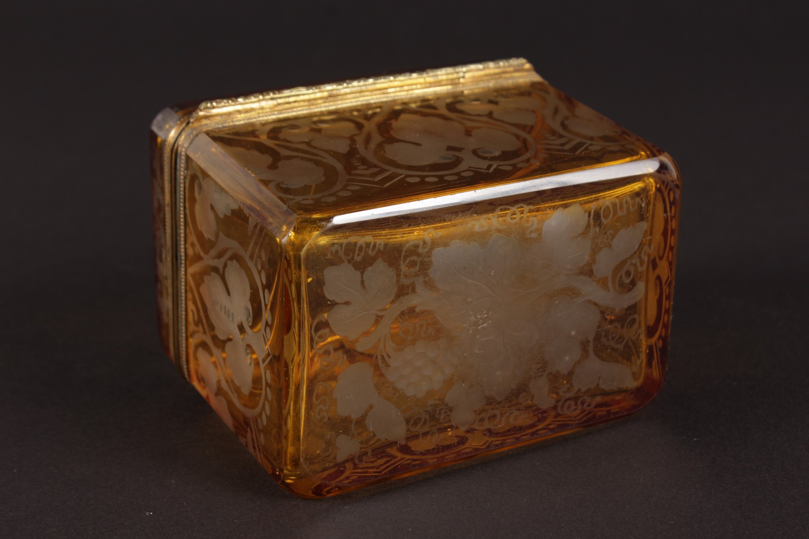 A SMALL BOHEMIAN CASKET AND COVER, engraved SCHLOSS BADEN.. 4ins long. - Image 3 of 4