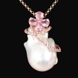 AN 14CT YELLOW GOLD MOUNTED PINK SAPPHIRE AND FRESHWATER PEARL PENDANT NECKLACE.