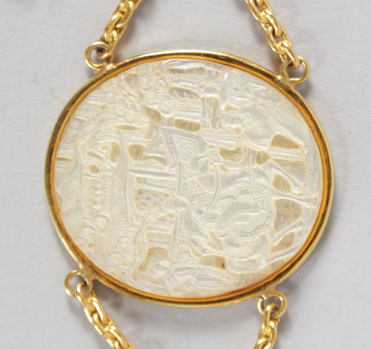 A SUPERB GOLD BRACELET set with SEVEN CARVED CHINESE MOTHER-OF-PEARL OVALS. - Image 6 of 9