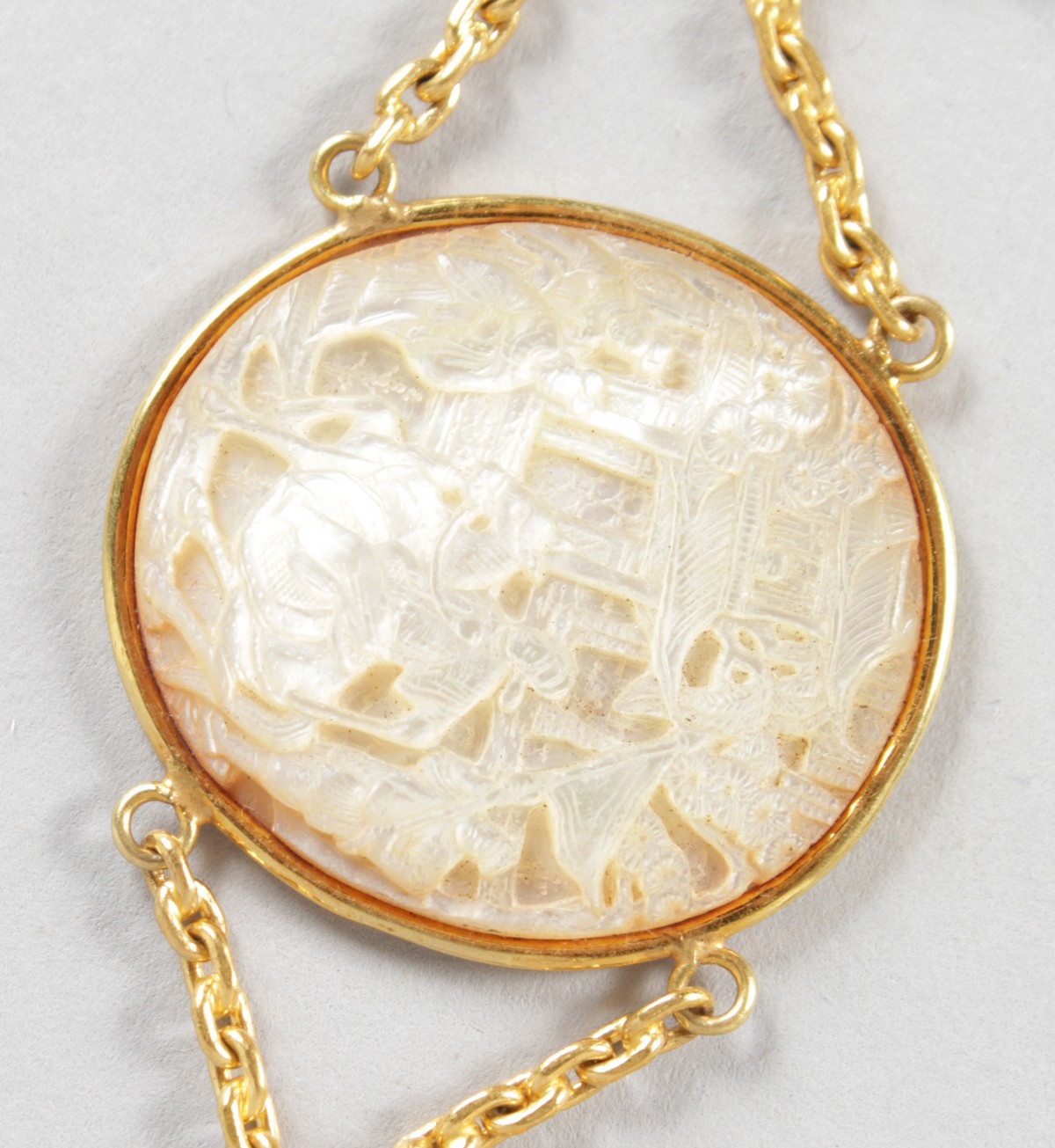 A SUPERB GOLD BRACELET set with SEVEN CARVED CHINESE MOTHER-OF-PEARL OVALS. - Image 4 of 9