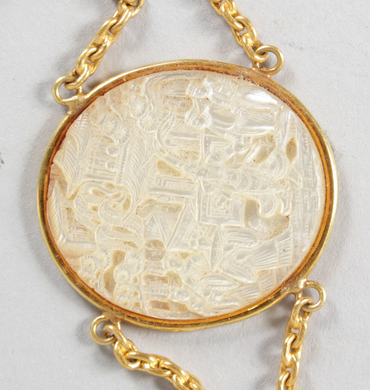 A SUPERB GOLD BRACELET set with SEVEN CARVED CHINESE MOTHER-OF-PEARL OVALS. - Image 8 of 9