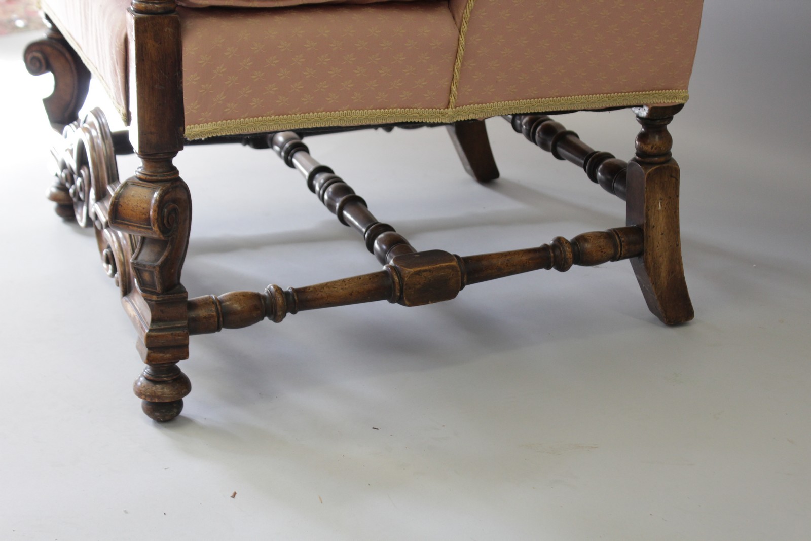 A QUEEN ANNE STYLE UPHOLSTERED WING ARMCHAIR, 20TH CENTURY, with rounded top, padded arms, on turned - Image 4 of 5