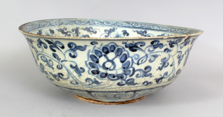 A LARGE CHINESE MING DYNASTY BLUE & WHITE PROVINCIAL PORCELAIN BOWL, together with a fitted carved - Image 3 of 10