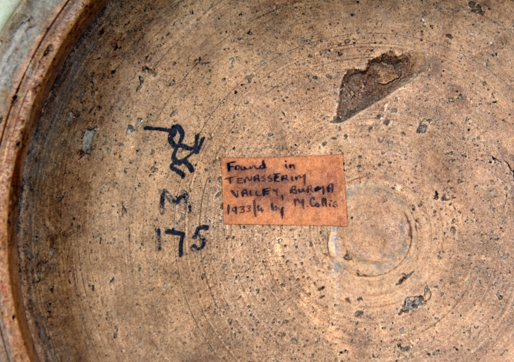 ANOTHER LARGE 17TH/18TH CENTURY CHINESE PROVINCIAL PORCELAIN DISH, with an unglazed firing band to - Image 6 of 6