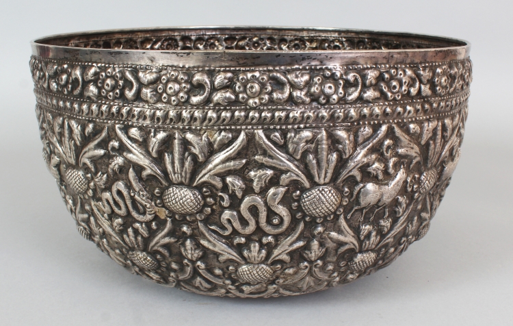 A LARGE UNUSUAL INDO-PERSIAN STYLE SILVER-METAL BOWL, with impressed Chinese character maker's marks - Image 4 of 10