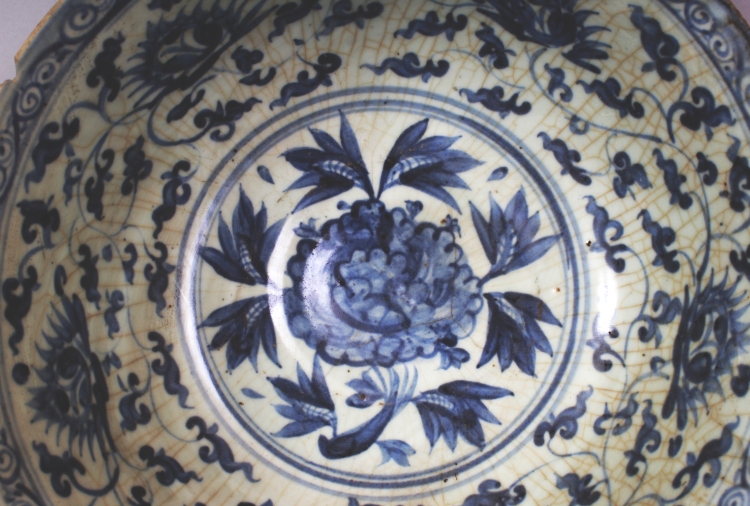 A LARGE CHINESE MING DYNASTY BLUE & WHITE PROVINCIAL PORCELAIN BOWL, together with a fitted carved - Image 6 of 10