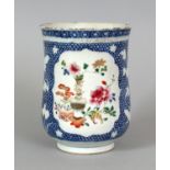 AN 18TH CENTURY CHINESE QIANLONG PERIOD FAMILLE ROSE & UNDERGLAZE-BLUE PORCELAIN TANKARD, painted