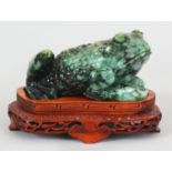 A 20TH CENTURY CHINESE GREEN HARDSTONE MODEL OF THE THREE LEGGED TOAD, together with a fitted wood