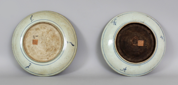 A PAIR OF 18TH/19TH CENTURY CHINESE PROVINCIAL PORCELAIN DISHES, of saucer shape, each painted - Image 5 of 8