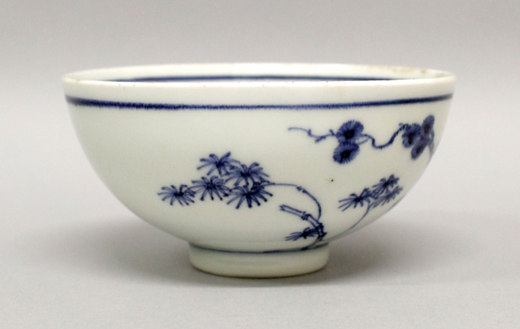 A GOOD QUALITY CHINESE YONGZHENG PERIOD BLUE & WHITE PORCELAIN BOWL, circa 1730, the sides painted - Image 2 of 8