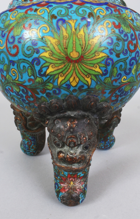 A LARGE EARLY 20TH CENTURY CHINESE CLOISONNE & GILT METAL TRIPOD CENSER & COVER, the sides decorated - Image 5 of 10