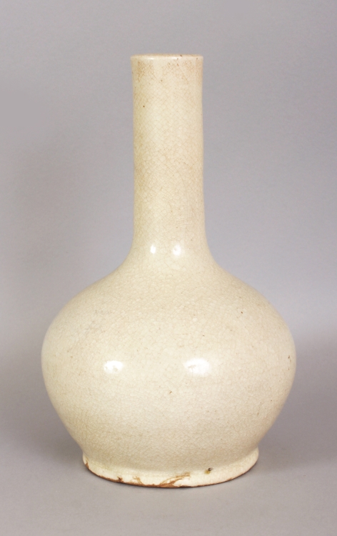 A CHINESE WHITE GLAZED PORCELAIN BOTTLE VASE, possibly Ming Dynasty, together with a fitted wood - Image 3 of 8