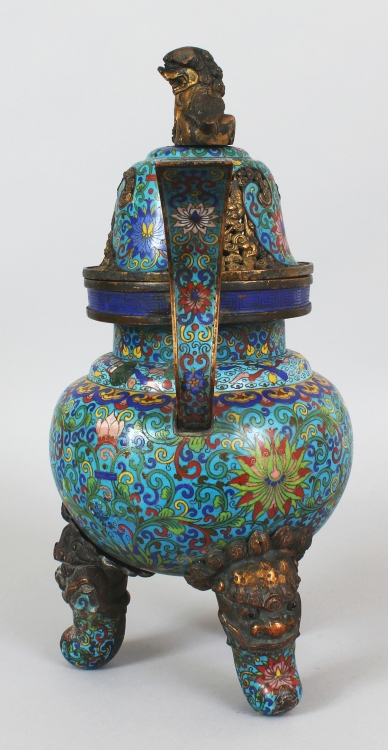 A LARGE EARLY 20TH CENTURY CHINESE CLOISONNE & GILT METAL TRIPOD CENSER & COVER, the sides decorated - Image 4 of 10