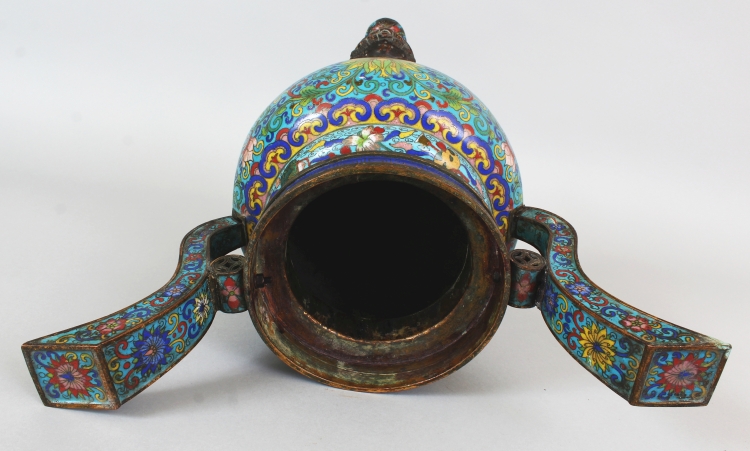 A LARGE EARLY 20TH CENTURY CHINESE CLOISONNE & GILT METAL TRIPOD CENSER & COVER, the sides decorated - Image 9 of 10