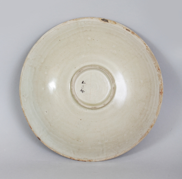 A CHINESE SONG DYNASTY PORCELAIN BOWL, possibly Yue ware, of rounded conical form, the interior with - Image 4 of 5