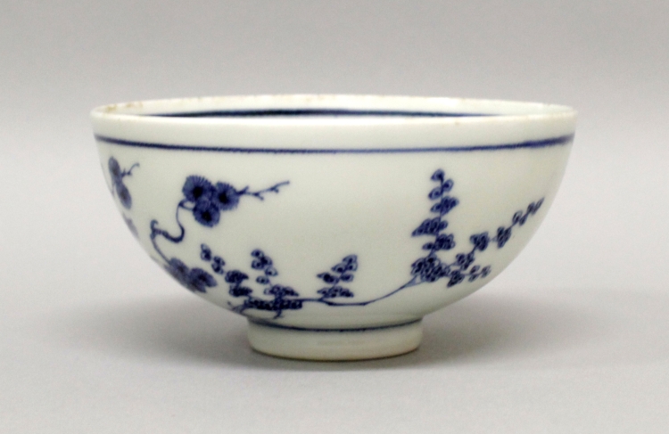 A GOOD QUALITY CHINESE YONGZHENG PERIOD BLUE & WHITE PORCELAIN BOWL, circa 1730, the sides painted - Image 4 of 8