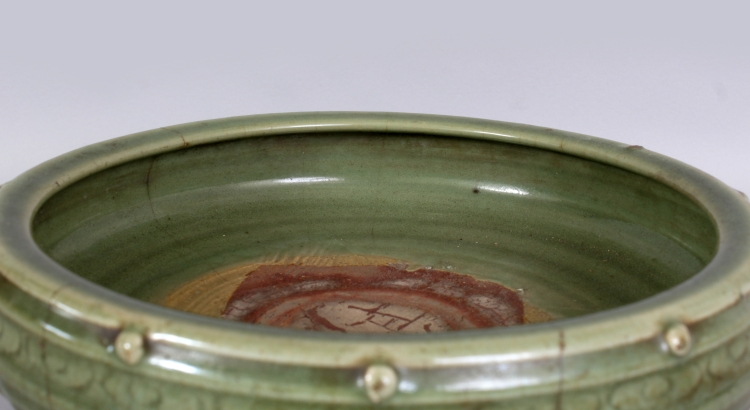 A LARGE CHINESE MING DYNASTY LONGQUAN CELADON STONEWARE TRIPOD CENSER, together with a fitted carved - Image 5 of 10