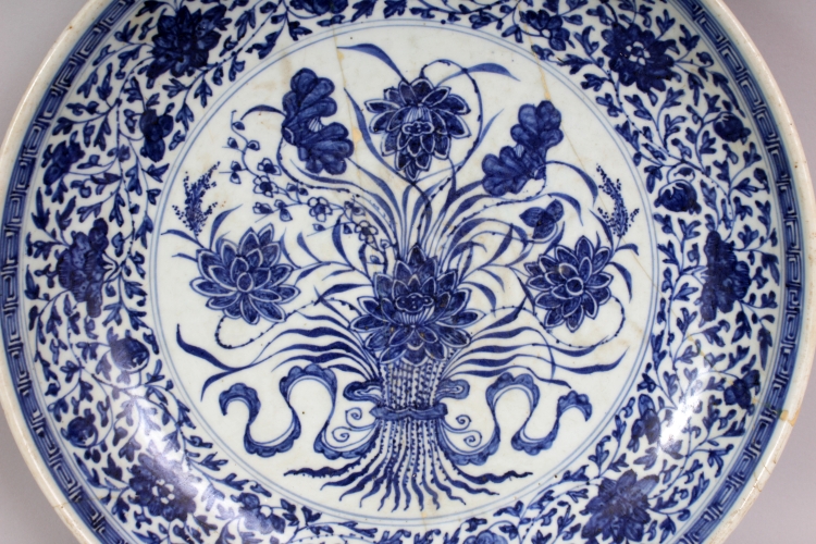 A LARGE CHINESE YONGZHENG PERIOD MING STYLE 'LOTUS BOUQUET' PORCELAIN DISH, of saucer shape, the - Image 5 of 7