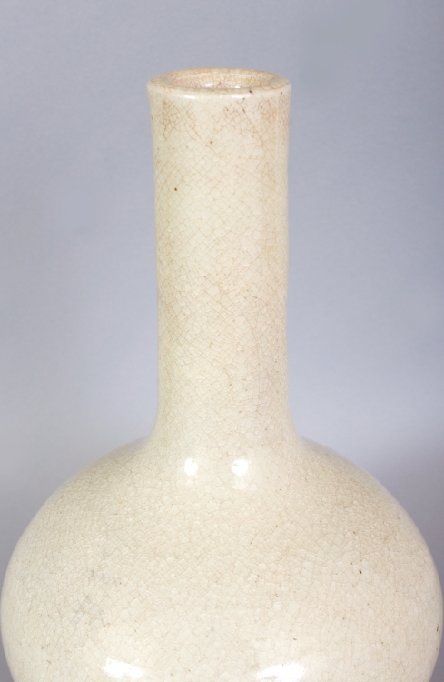 A CHINESE WHITE GLAZED PORCELAIN BOTTLE VASE, possibly Ming Dynasty, together with a fitted wood - Image 4 of 8