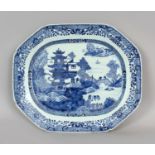 A LARGE 18TH CENTURY CHINESE QIANLONG PERIOD BLUE & WHITE PORCELAIN DISH, painted to its centre with