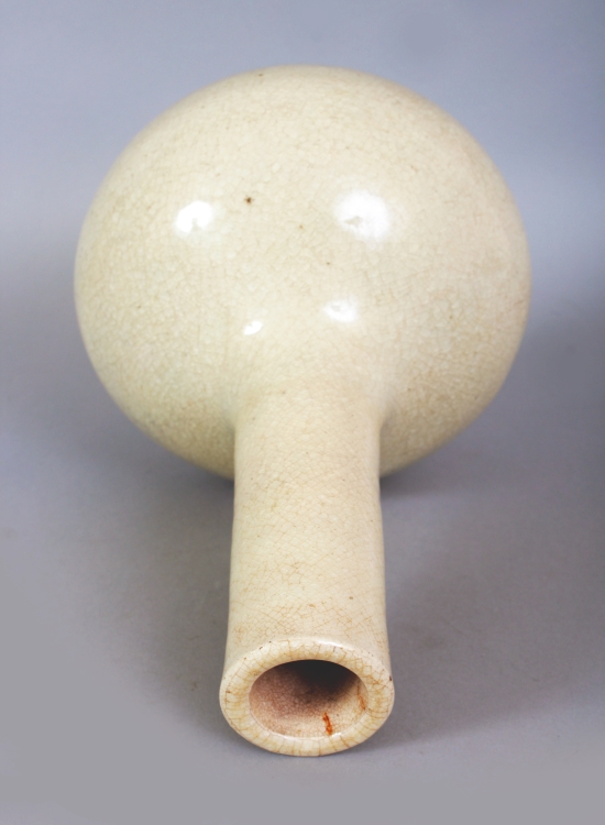 A CHINESE WHITE GLAZED PORCELAIN BOTTLE VASE, possibly Ming Dynasty, together with a fitted wood - Image 5 of 8