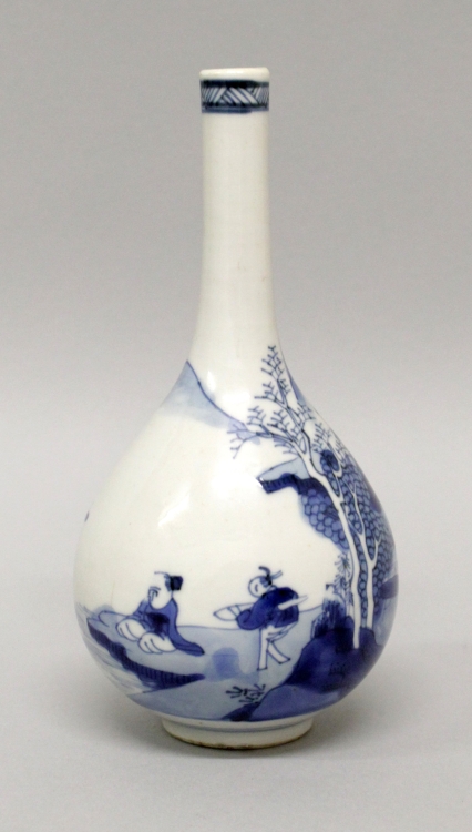 A CHINESE KANGXI PERIOD BLUE & WHITE PORCELAIN BOTTLE VASE, circa 1700, the pear-form body painted