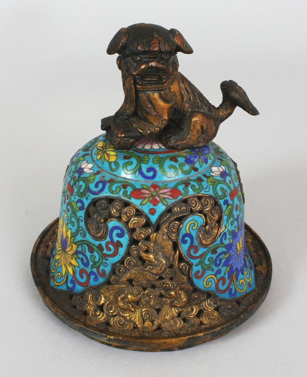 A LARGE EARLY 20TH CENTURY CHINESE CLOISONNE & GILT METAL TRIPOD CENSER & COVER, the sides decorated - Image 6 of 10