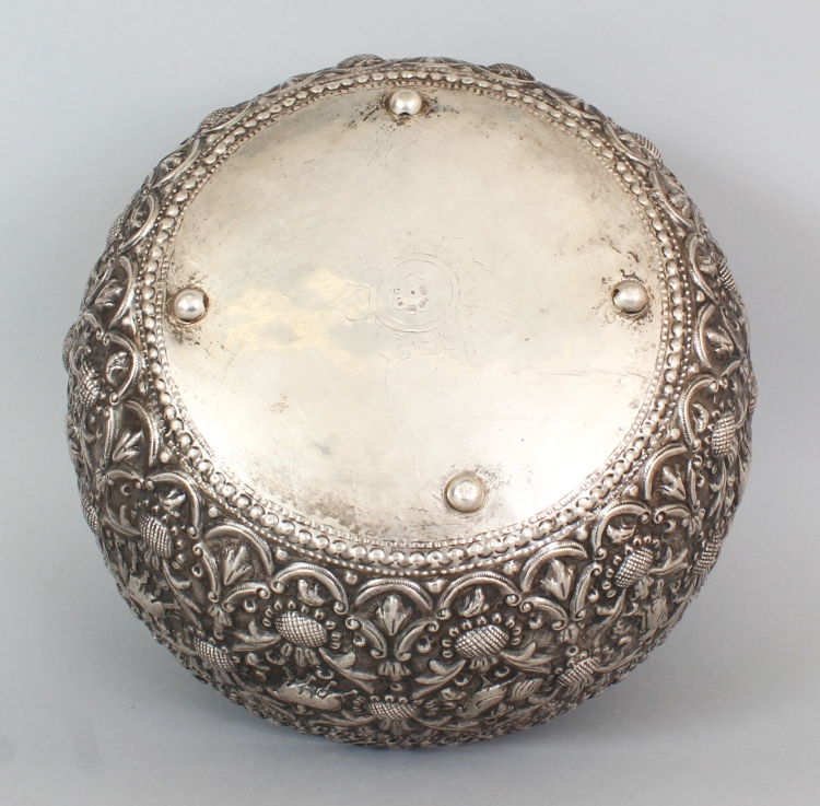 A LARGE UNUSUAL INDO-PERSIAN STYLE SILVER-METAL BOWL, with impressed Chinese character maker's marks - Image 9 of 10