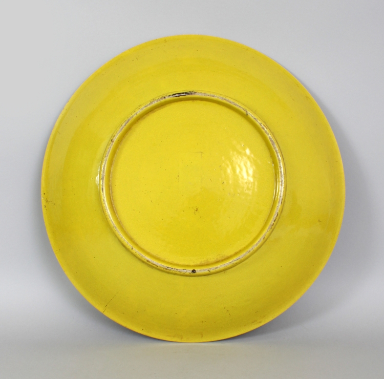 A LARGE 18TH/19TH CENTURY CHINESE YELLOW GLAZED PORCELAIN DISH, applied with a densely crackled - Image 5 of 6