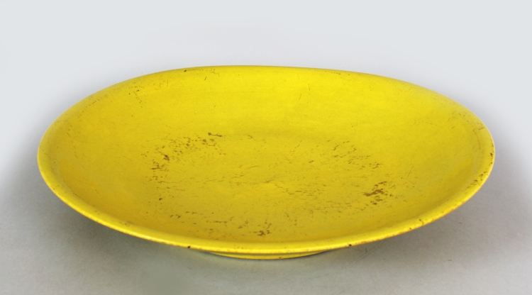 A LARGE 18TH/19TH CENTURY CHINESE YELLOW GLAZED PORCELAIN DISH, applied with a densely crackled - Image 2 of 6