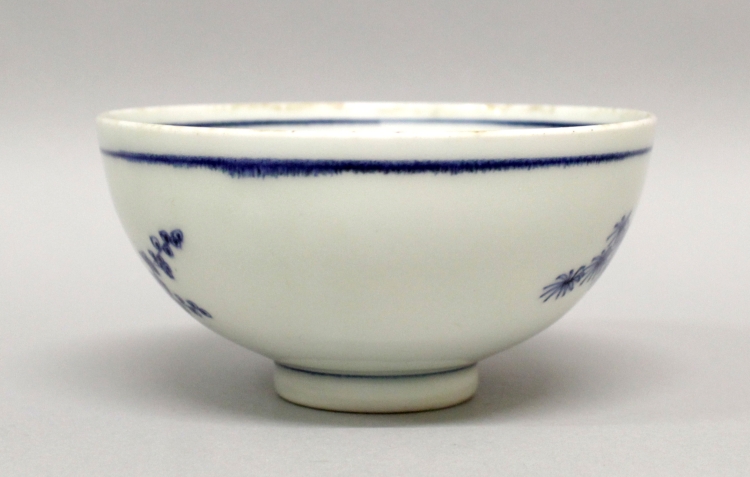 A GOOD QUALITY CHINESE YONGZHENG PERIOD BLUE & WHITE PORCELAIN BOWL, circa 1730, the sides painted - Image 3 of 8