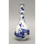 A GOOD QUALITY CHINESE KANGXI PERIOD BLUE & WHITE PORCELAIN VASE, circa 1700, with a garlic neck,