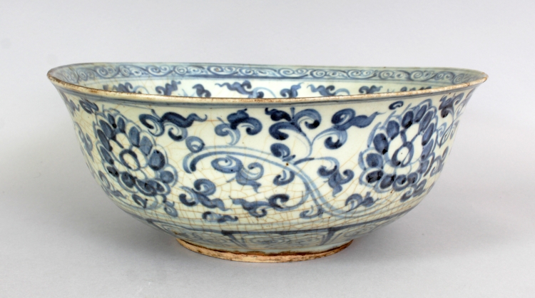 A LARGE CHINESE MING DYNASTY BLUE & WHITE PROVINCIAL PORCELAIN BOWL, together with a fitted carved - Image 4 of 10