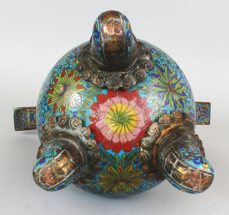 A LARGE EARLY 20TH CENTURY CHINESE CLOISONNE & GILT METAL TRIPOD CENSER & COVER, the sides decorated - Image 10 of 10