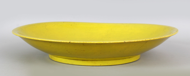 A LARGE 18TH/19TH CENTURY CHINESE YELLOW GLAZED PORCELAIN DISH, applied with a densely crackled - Image 4 of 6