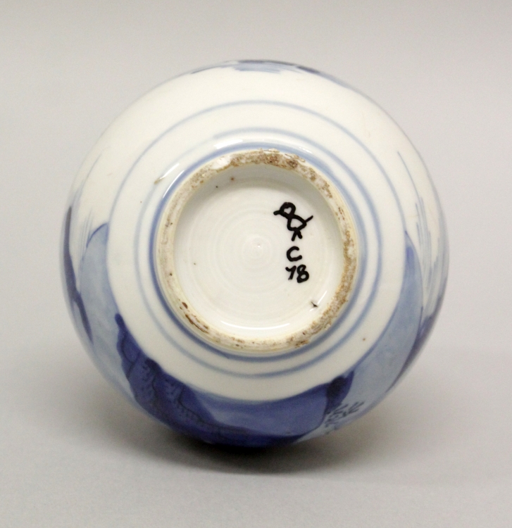 A CHINESE KANGXI PERIOD BLUE & WHITE PORCELAIN BOTTLE VASE, circa 1700, the pear-form body painted - Image 7 of 8