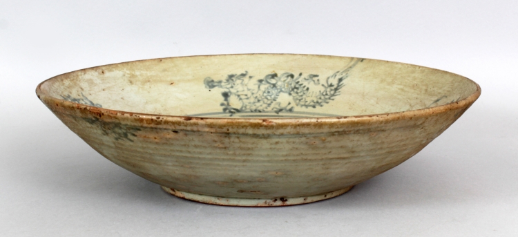 ANOTHER LARGE 17TH/18TH CENTURY CHINESE PROVINCIAL PORCELAIN DISH, with an unglazed firing band to - Image 2 of 6