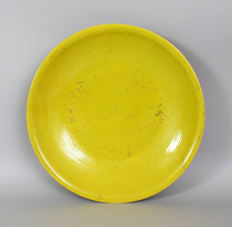 A LARGE 18TH/19TH CENTURY CHINESE YELLOW GLAZED PORCELAIN DISH, applied with a densely crackled