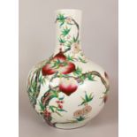 A LARGE GOOD QUALITY EARLY 20TH CENTURY CHINESE FAMILLE ROSE NINE PEACH PORCELAIN BOTTLE VASE, the