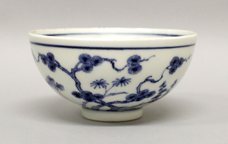 A GOOD QUALITY CHINESE YONGZHENG PERIOD BLUE & WHITE PORCELAIN BOWL, circa 1730, the sides painted