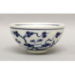 A GOOD QUALITY CHINESE YONGZHENG PERIOD BLUE & WHITE PORCELAIN BOWL, circa 1730, the sides painted