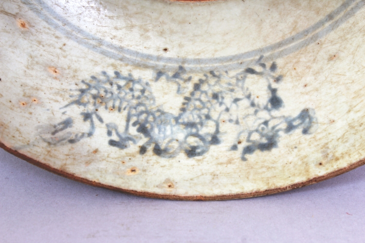 ANOTHER LARGE 17TH/18TH CENTURY CHINESE PROVINCIAL PORCELAIN DISH, with an unglazed firing band to - Image 3 of 6