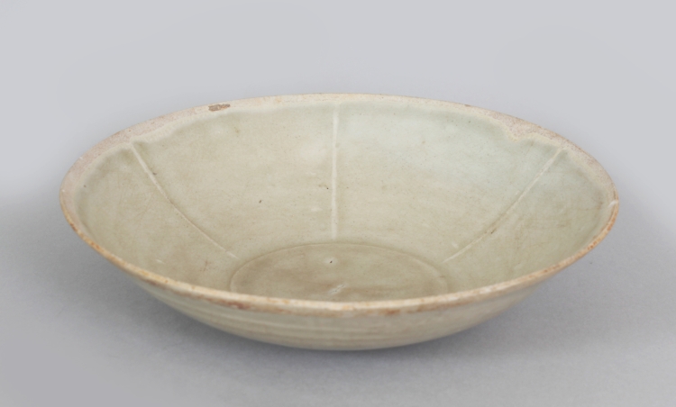 A CHINESE SONG DYNASTY PORCELAIN BOWL, possibly Yue ware, of rounded conical form, the interior with - Image 2 of 5