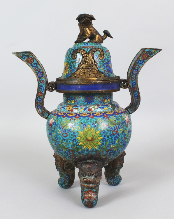 A LARGE EARLY 20TH CENTURY CHINESE CLOISONNE & GILT METAL TRIPOD CENSER & COVER, the sides decorated